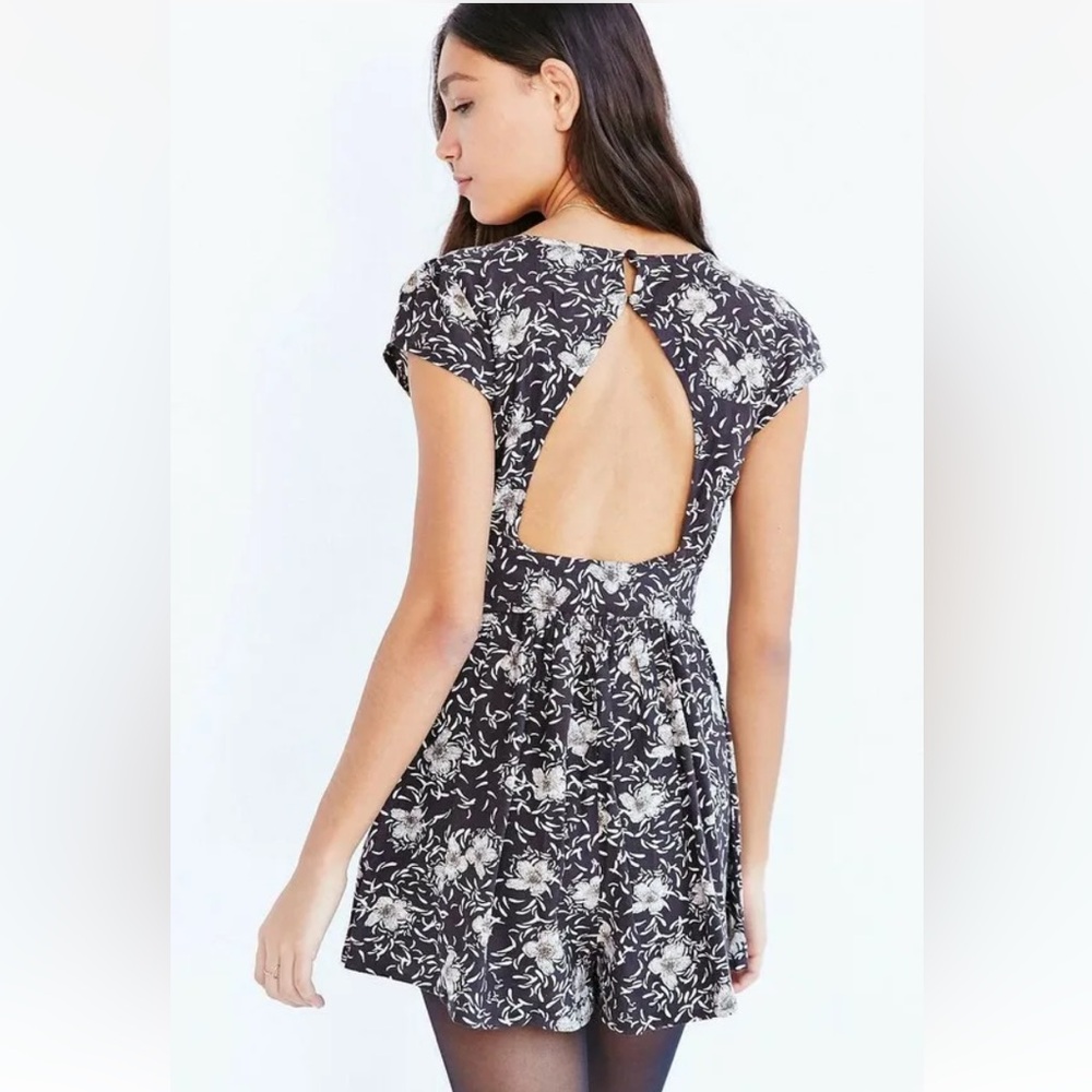 Kimchi Blue Floral Open Back Romper Size: M Colour: Blue & Cream